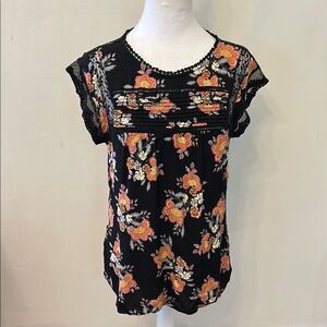 Daniel Rainn black floral cut out cap sleeve blouse Size M EUC